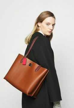 Coach SIGNATURE INTERIOR WILLOW - Handbag - Saddle