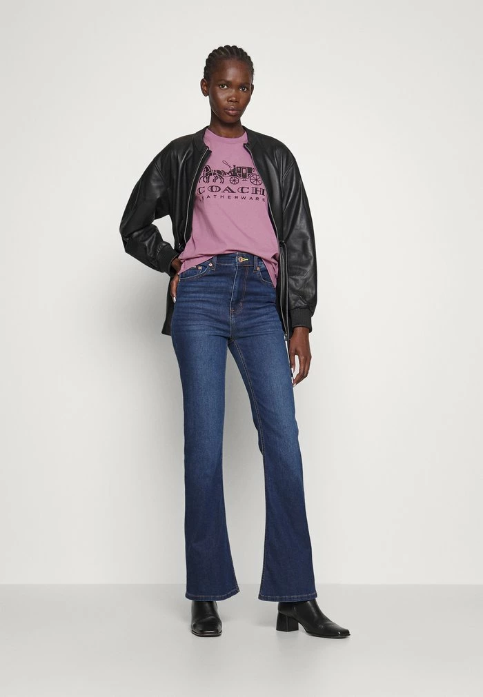 Coach EVERGREEN HORSE AND CARRIAGE TEE - Basic T-shirt - Violet Orchid 2 Coach EVERGREEN HORSE AND CARRIAGE TEE - Basic T-shirt - Violet Orchid - Image 2