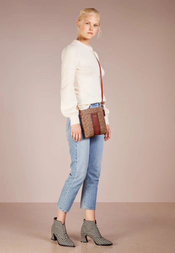 Coach MESSENGER CROSSBODY SIGNATURE - Across Body Bag - Tan Rust 2 Coach MESSENGER CROSSBODY SIGNATURE - Across Body Bag - Tan Rust - Image 2