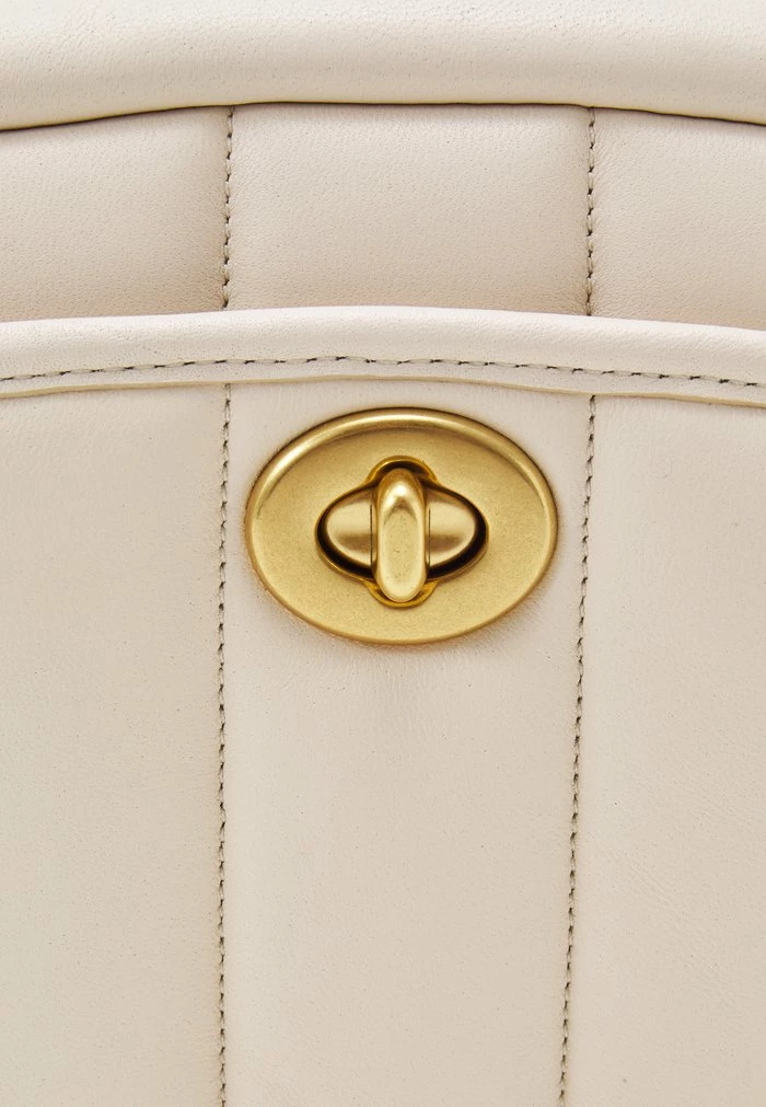 Coach QUILTED CAMERA BAG - Across Body Bag - Chalk 6 Coach QUILTED CAMERA BAG - Across Body Bag - Chalk - Image 6