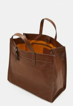 Coach FIELD TOTE IN SPORT CALF WITH BADGE - Tote Bag - Dark Saddle 8 Coach FIELD TOTE IN SPORT CALF WITH BADGE - Tote Bag - Dark Saddle -Coach Shop 3c20ba033c43463095a4a746e70c50a0