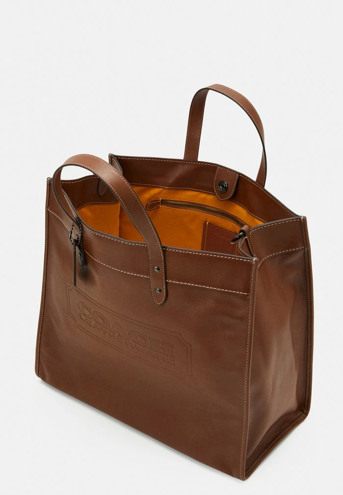 Coach FIELD TOTE IN SPORT CALF WITH BADGE - Tote Bag - Dark Saddle 3 Coach FIELD TOTE IN SPORT CALF WITH BADGE - Tote Bag - Dark Saddle - Image 3