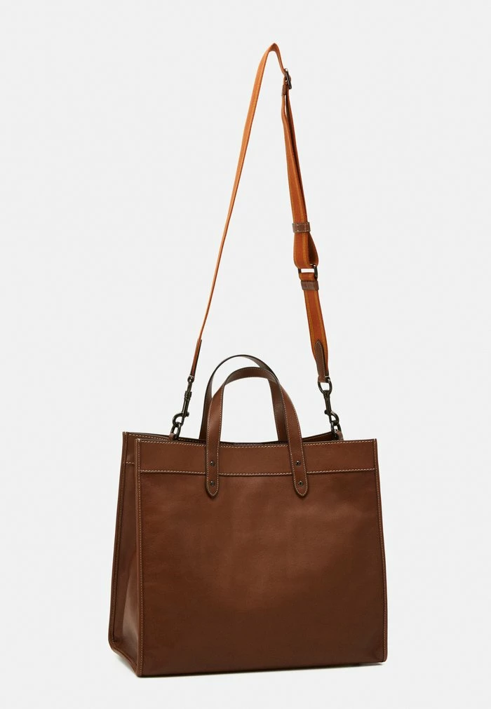 Coach FIELD TOTE IN SPORT CALF WITH BADGE - Tote Bag - Dark Saddle 2 Coach FIELD TOTE IN SPORT CALF WITH BADGE - Tote Bag - Dark Saddle - Image 2