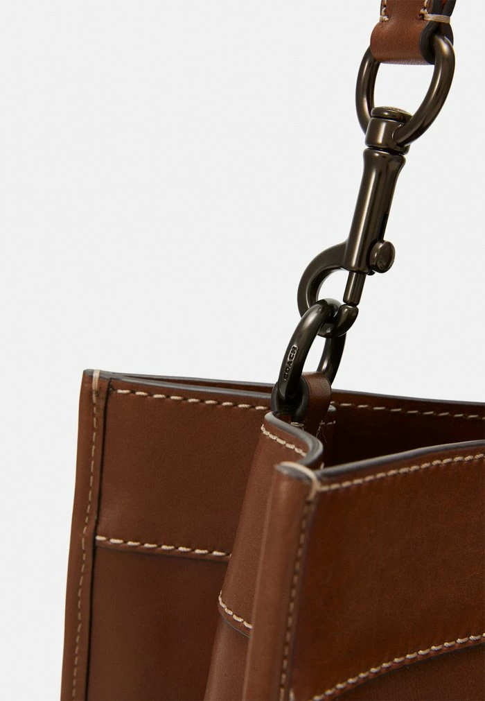 Coach FIELD TOTE IN SPORT CALF WITH BADGE - Tote Bag - Dark Saddle 4 Coach FIELD TOTE IN SPORT CALF WITH BADGE - Tote Bag - Dark Saddle - Image 4