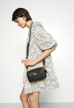 Coach WILLOW CAMERA ADJUSTABLE CROSSBODY - Across Body Bag - Black