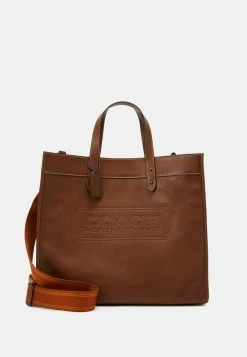 Coach FIELD TOTE IN SPORT CALF WITH BADGE - Tote Bag - Dark Saddle