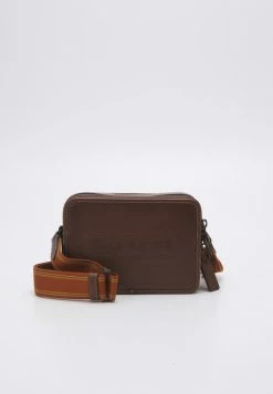 Coach Shop 7 Coach CHARTER CROSSBODY IN SPORT CALF WITH BADGE UNISEX - Across Body Bag - Dark Saddle