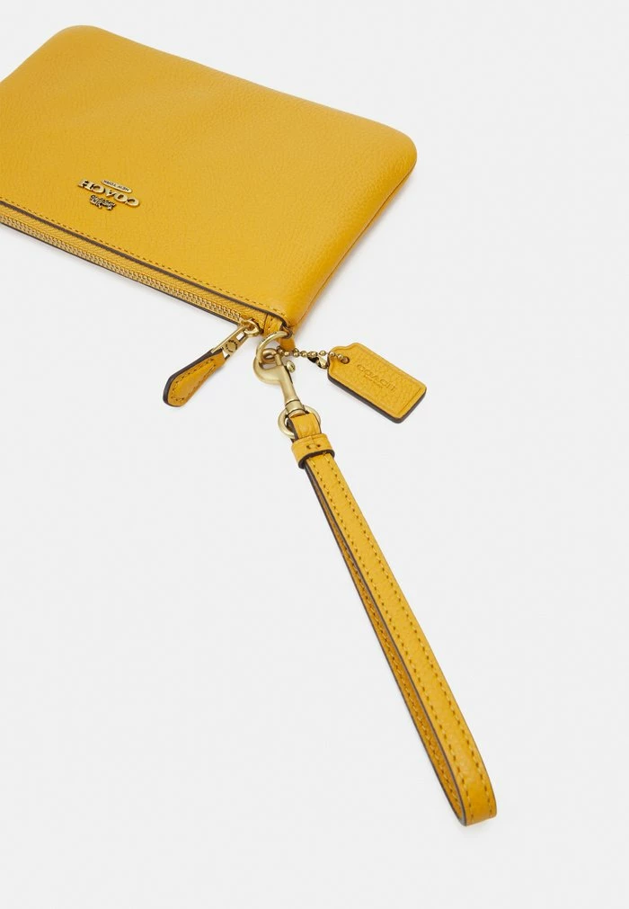 Coach POLISHED SMALL WRISTLET - Clutch - Buttercup 4 Coach POLISHED SMALL WRISTLET - Clutch - Buttercup - Image 4