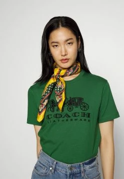 Coach EVERGREEN HORSE AND CARRIAGE TEE - Print T-shirt - Dark Pine 9 Coach EVERGREEN HORSE AND CARRIAGE TEE - Print T-shirt - Dark Pine -Coach Shop b426740cf15c41eea53828cb532ab948