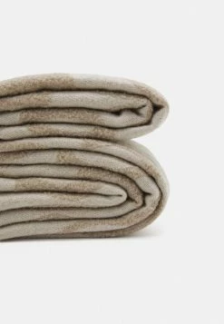 Coach REVERSIBLE MUFFLER - Foulard - Chalk Taupe 8 Coach REVERSIBLE MUFFLER - Foulard - Chalk Taupe -Coach Shop b4f9077b648c469f8ea1ff6d5ed0ed6f