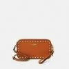 Coach SMOOTH WITH RIVETS KIRA CROSSBODY - Across Body Bag - Canyon