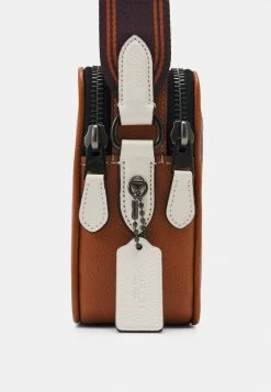 Coach CHARTER CROSSBODY HORSE AND CARRIAGE COATED - Across Body Bag - Truffle/chalk -Coach Shop c3b5698cdbc84012b54417874bef42fd