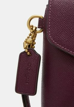 Coach CROSSGRAIN WRISTLET - Clutch - Deep Berry 9 Coach CROSSGRAIN WRISTLET - Clutch - Deep Berry -Coach Shop c71e73b1f121480a85d1d95a8441ee89