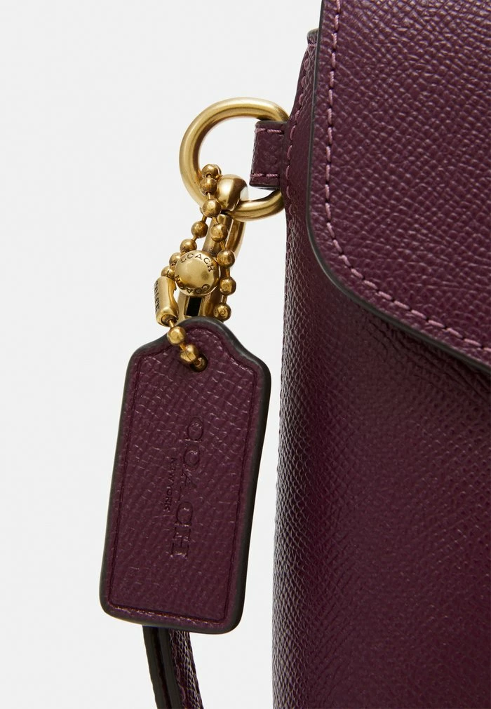 Coach CROSSGRAIN WRISTLET - Clutch - Deep Berry 4 Coach CROSSGRAIN WRISTLET - Clutch - Deep Berry - Image 4