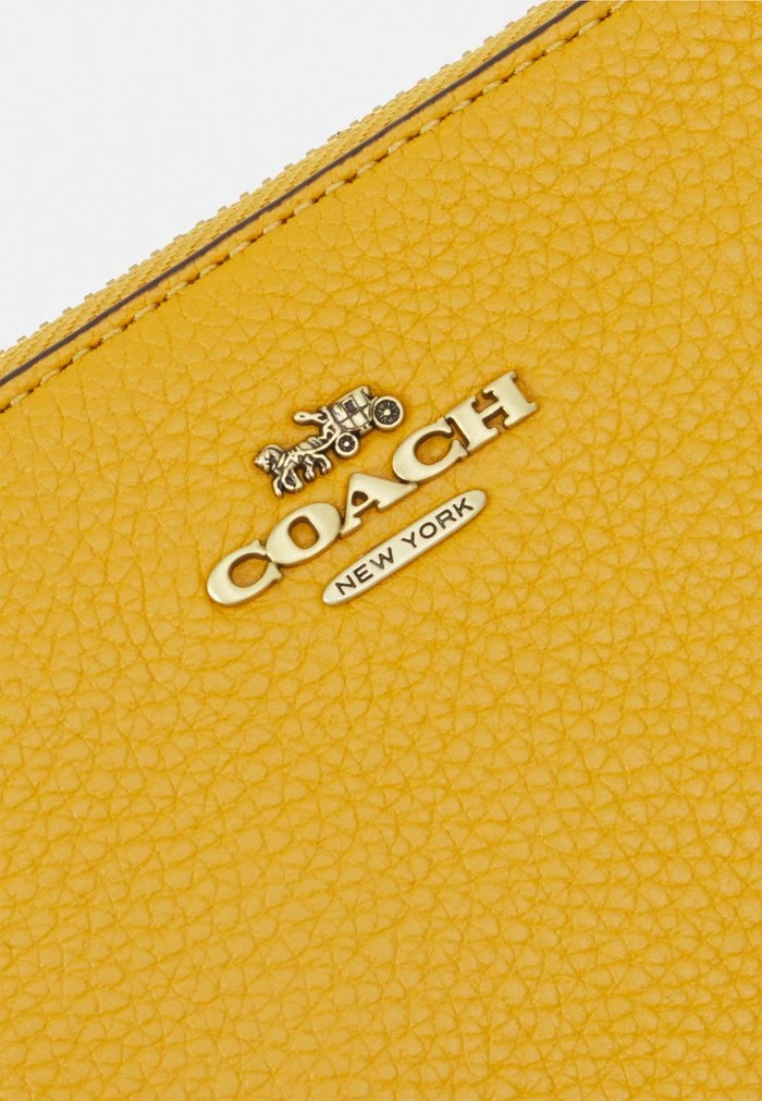 Coach POLISHED SMALL WRISTLET - Clutch - Buttercup 5 Coach POLISHED SMALL WRISTLET - Clutch - Buttercup - Image 5