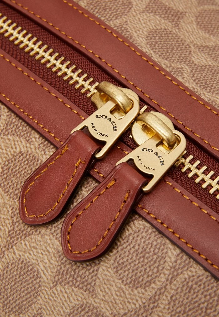 Coach SIGNATURE GOTHAM DUFFLE UNISEX - Weekend Bag - Tan/rust 4 Coach SIGNATURE GOTHAM DUFFLE UNISEX - Weekend Bag - Tan/rust - Image 4